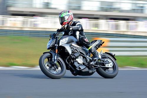 国产nk250试驾视频,驾驭激情，体验速度与激情的完美融合