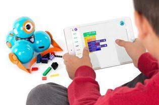 国产教育机器人视频制作,智能互动，启迪未来学习新篇章